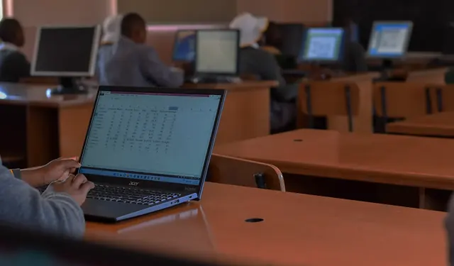 Desks and computers in the computer lab
